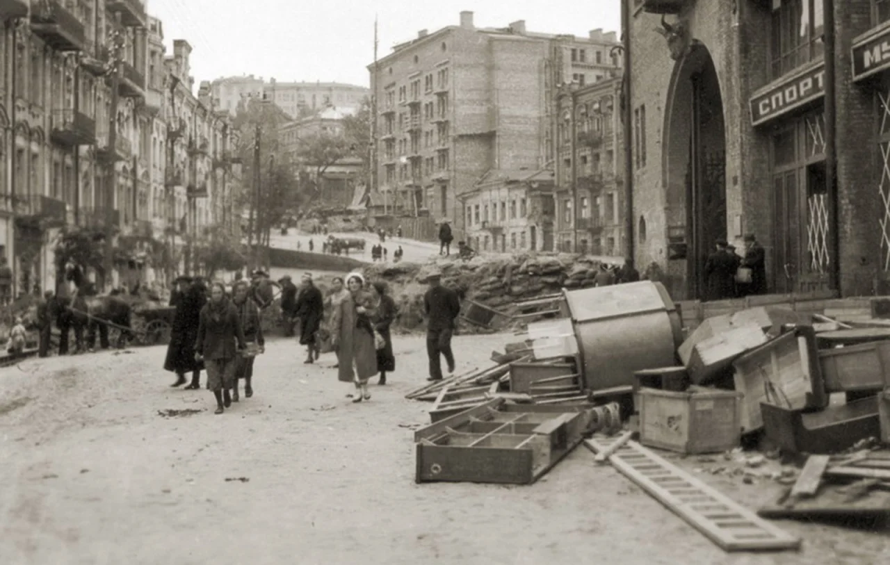 Окупований Київ у вересні 1941 року. На фото — розграбовані магазини Бессарабського ринку (Фото: Фото з колекцій С. Машкевича)