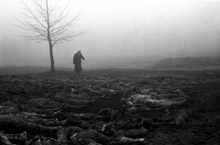 1944, Україна, Київ. Жінка розшукує тіло свого чоловіка серед трупів, які витягли з ям на території Сирецького концентраційного табору. Багатьох в'язнів цього табору розстрілювали в Бабиному Яру (Фото: ЦДКФФА України імені Пшеничного)