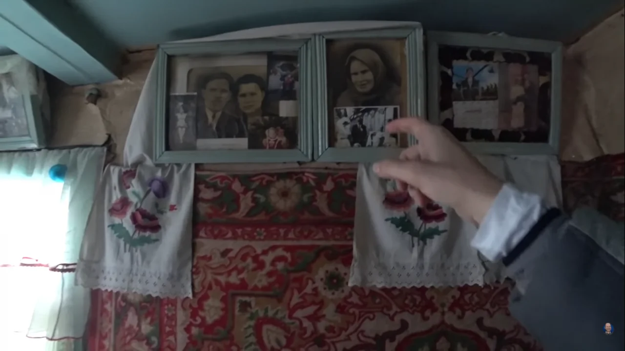 Родители Игоря и его бабушка (Фото: скриншот / bald and bankrupt / youtube)