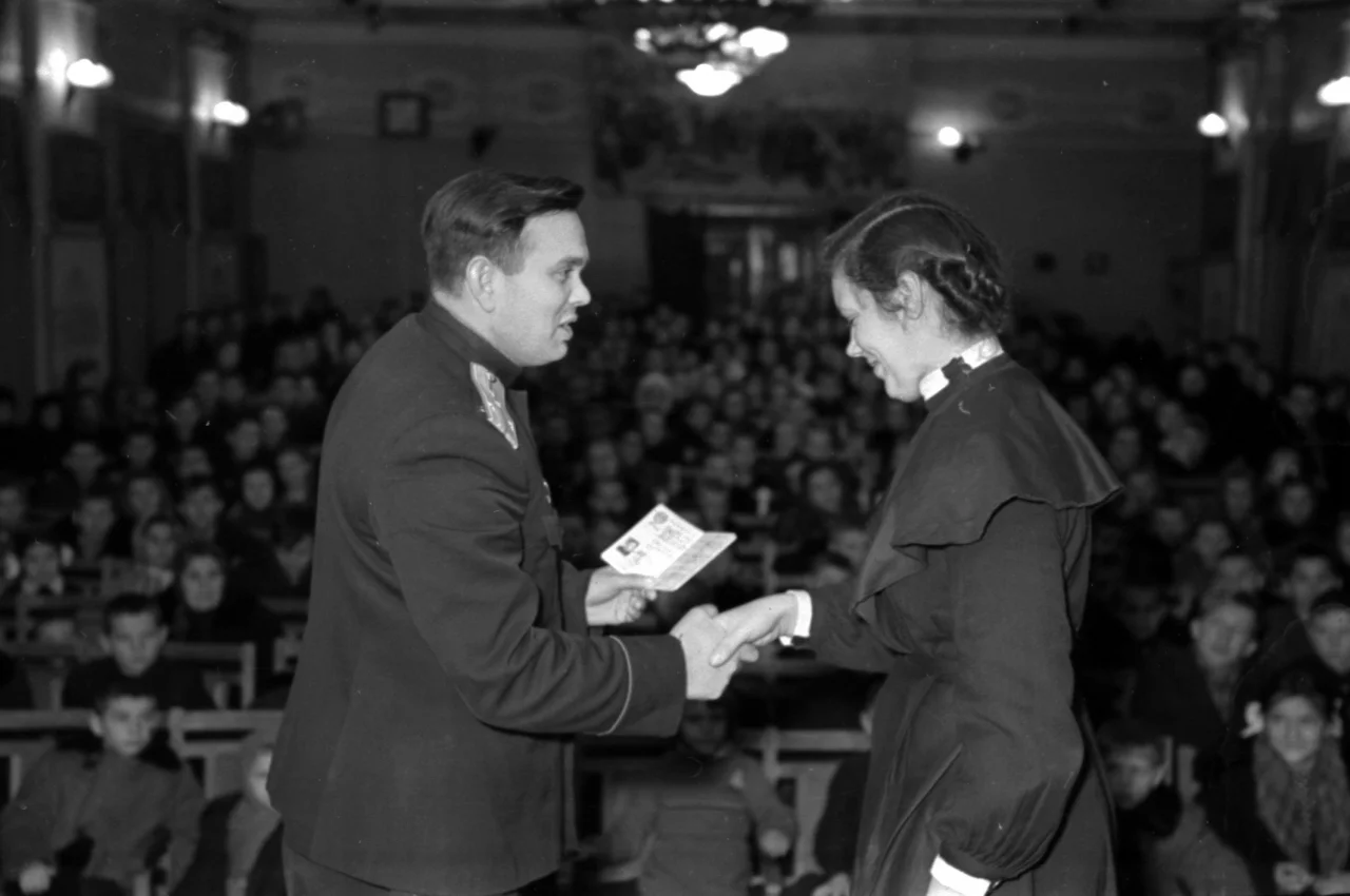 ТЕПЕР — ДОРОСЛА: Учениця 114-ї школи Києва Н. Кривенюк отримує свій перший паспорт (жовтень 1957 року). Через п'ять років документ підлягав заміні (Фото: ЦДКФФА їм Пшеничного)