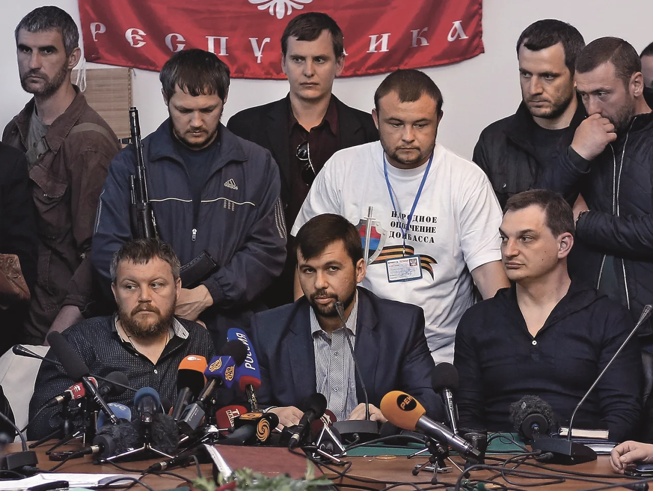 Денис Пушилин (в центре) на пресс-конференции в занятом боевиками здании Донецкого облсовета. 8 мая 2014 года (Фото: MARKO DJURICA / Reuters)