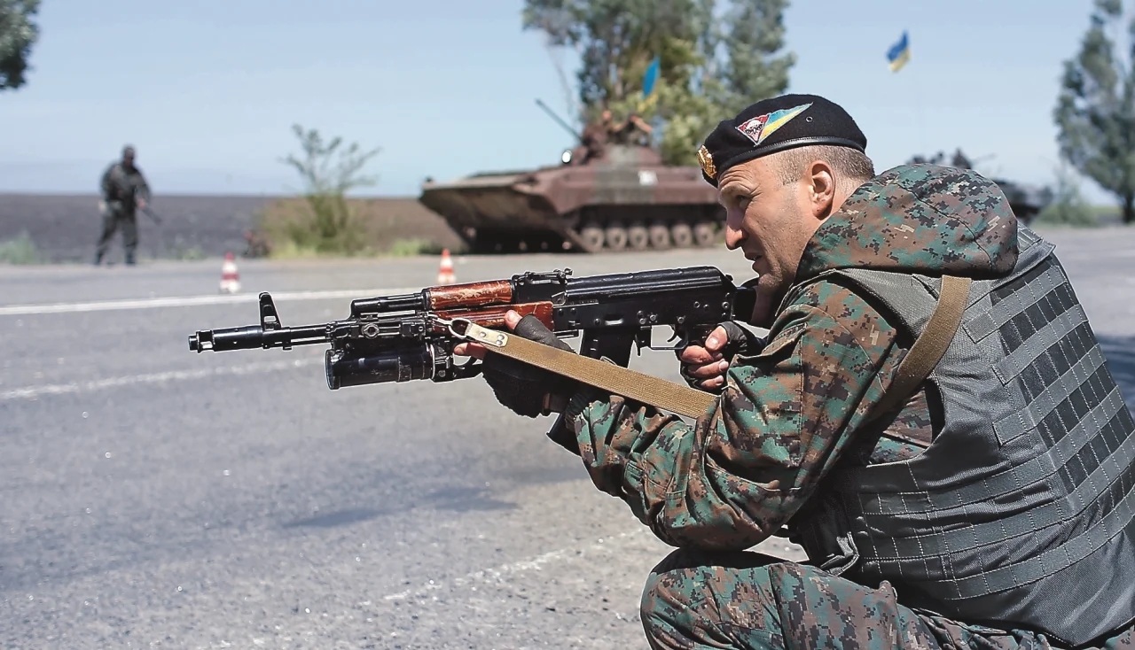 Боец украинской армии контролирует подъезд к Мариуполю. В мае 2014 года этот портовый город оказался самой горячей точкой страны. 11 мая 2014 года (Фото: MARKO DJURICA / Reuters)