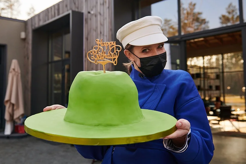 Катерина Осадчая с праздничным тортом Монатика (Фото: jetsetter)