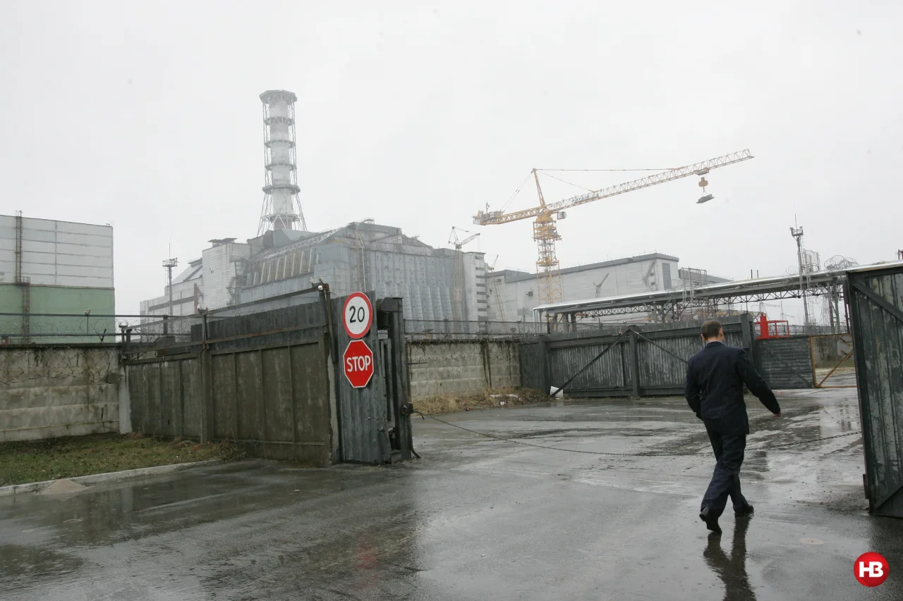 Чоловік на тлі Чорнобильської АЕС. Енергоблок накритий так званим Саркофагом, 2006 рік (Фото: Наталя Кравчук, НВ)