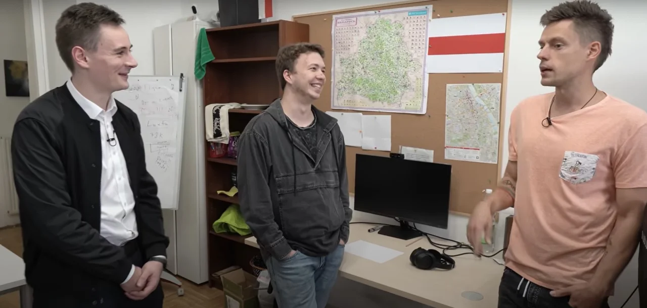 Степан Путило і Роман Протасевич (у центрі) дають інтерв'ю Юрію Дудю у 2020 році (Фото: вДудь via YouTube)