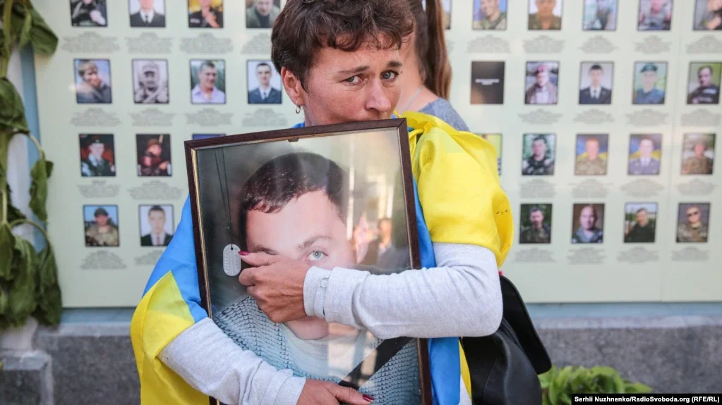 Мати одного з військових, загиблих під Іловайськом, на акції пам'яті жертв трагедії біля меморіальної стіни вздовж Михайлівського собору в Києві, 2019 рік (Фото: Сергій Нужненко / RFE / RL)
