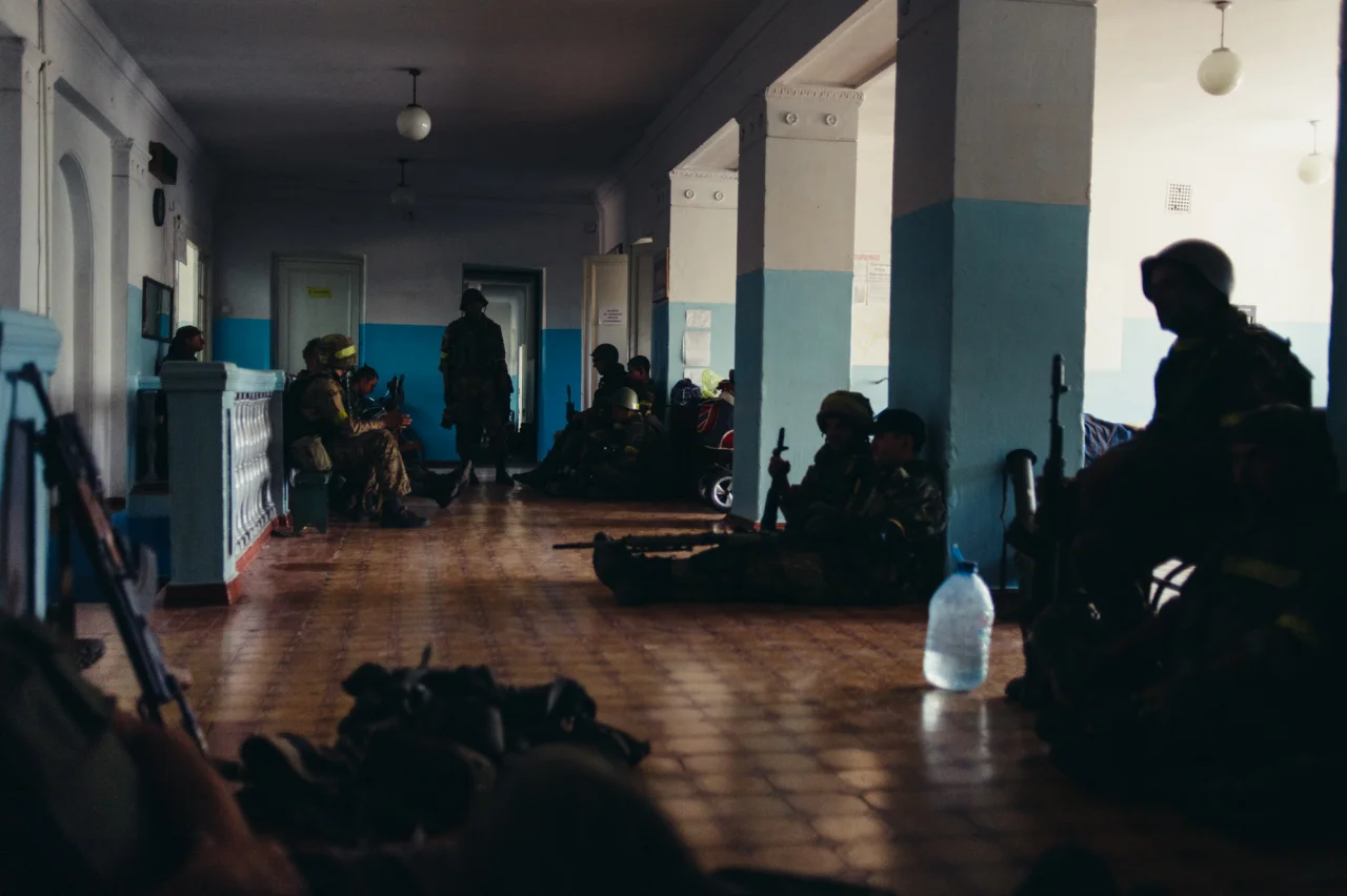 Українські військові в школі Іловайська, 21 серпня 2014 (Фото: Максим Дондюк)