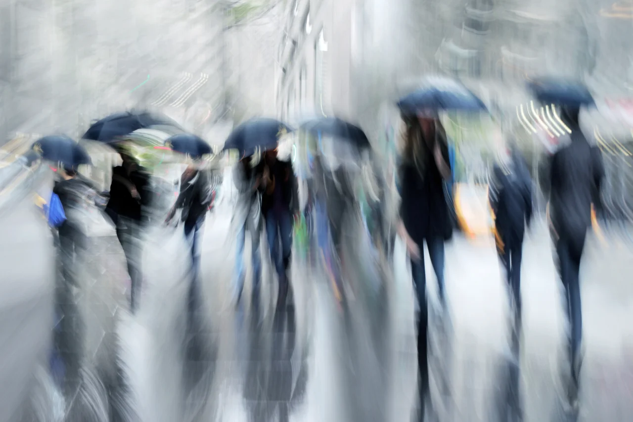 Дощовий осінній день в місті може викликати депресію, а переведення годинників - її підсилити (Фото: BlurAZ1 / Depositphotos)