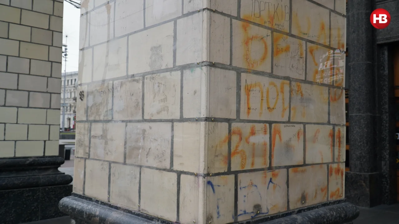 Колонны Главпочтамта. За стеклом — надписи времен Оранжевой Революции, надписи времен Революции Достоинства закрашены (Фото: Олег Коринной для НВ)