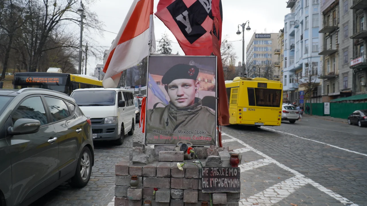 Мемориальный объект в память о Герое Революции Михаиле Жизневском (Фото: Олег Коринной для НВ)