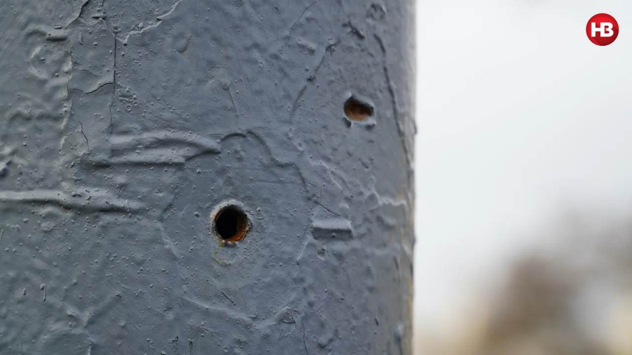 Следы от пуль на металлическом столбе на Институтской (Фото: Олег Коринной для НВ)