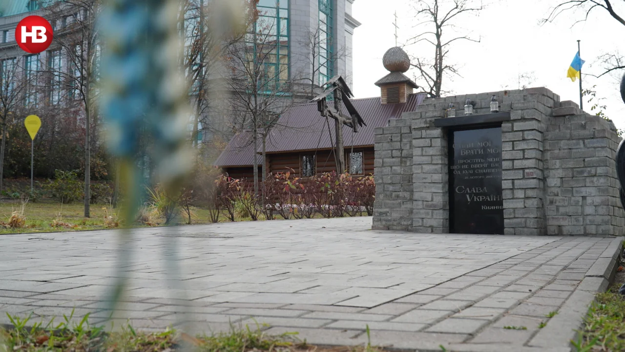 Крест и часовня на Институтской (Фото: Олег Коринной для НВ)