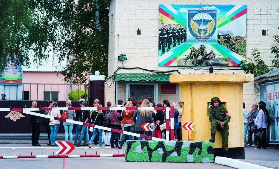 В поисках правды: Российские матери стоят у проходной части в Костроме, желая узнать судьбу своих сыновей-военнослужащих / AFP