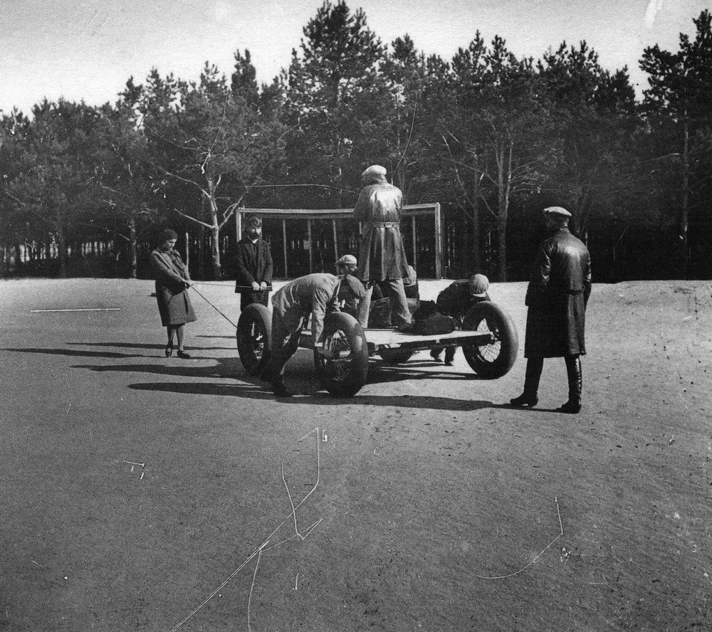 Знімальна група Землі за роботою. Довженко на візку за камерою вибудовує потрібні кадри, візок тягне його дружина Юлія Солнцева (Фото: DR)