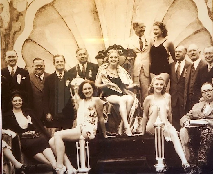 Повелитель красоты: В 1921 году в Атлантик-Сити прошел первый конкурс красоты Мисс Америка, который организовывал и финансировал Наки Джонсон. На фото он в белом костюме среди участниц конкурса и членов жюри / DR