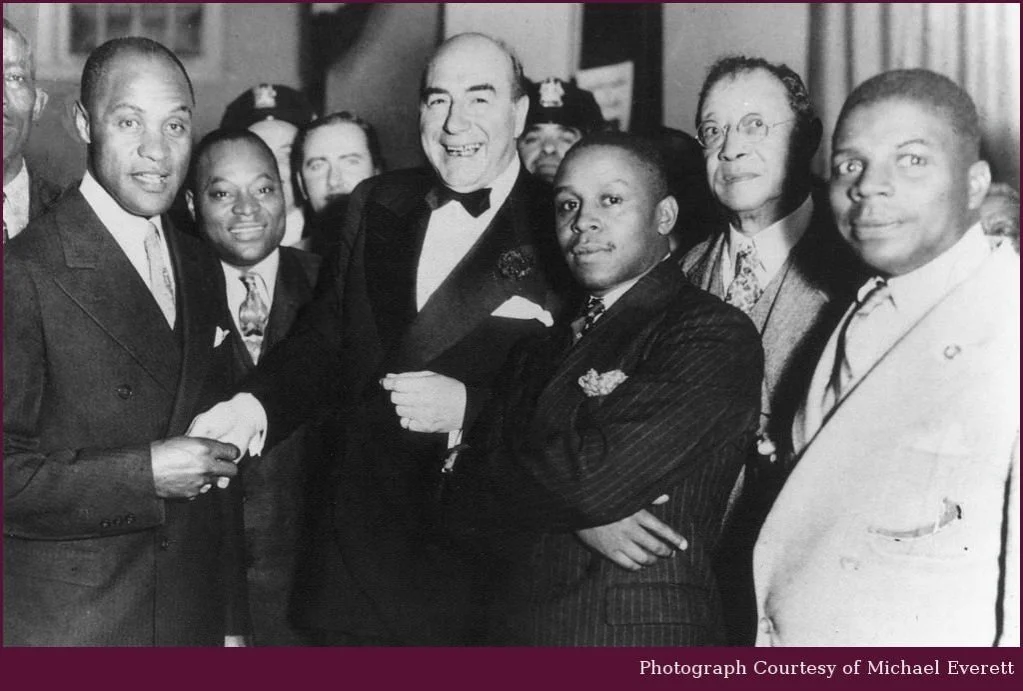 Покровитель спорта: Наки Джонсон (в центре) пожимает руку звезде бейсбола начала XX века Попу Ллойду. После окончания игровой карьеры Ллойд тренировал бейсбольную команду Атлантик-Сити, существовавшую на деньги Джонсона / DR