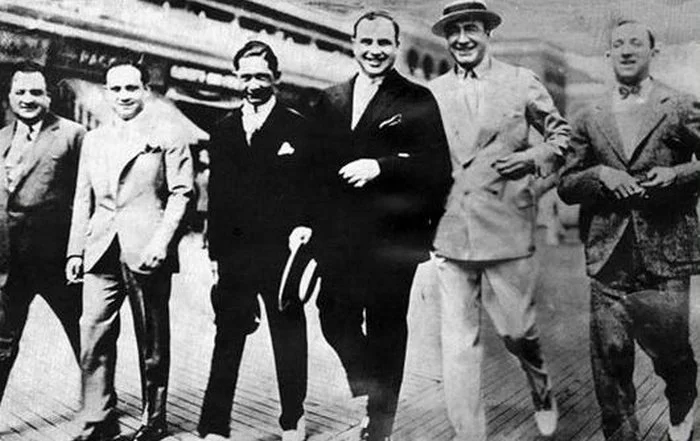 Договорщік: Накі Джонсон (другий праворуч) приймає бутлегерів з Чикаго. Праворуч від нього - Альфонсо Капоне