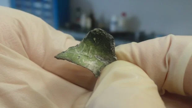 Экспертиза подтвердила, что находка журналистов - фрагмент ракеты от российского Бука. Фото: Jeroen Akkermans / RTL Nieuws