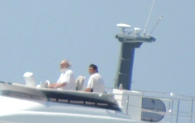 Человек, крайне напоминающий патриарха, управляет элитной яхтой
