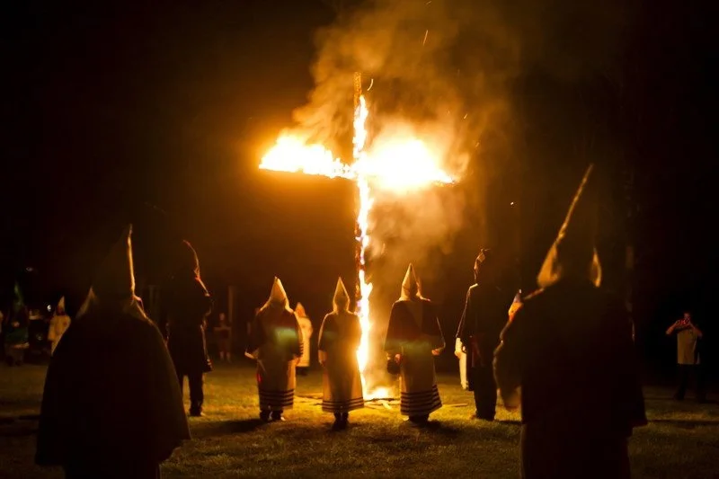 Горящий крест и белые колпаки Ку-клукс-клана давно стали мировым символом расизма