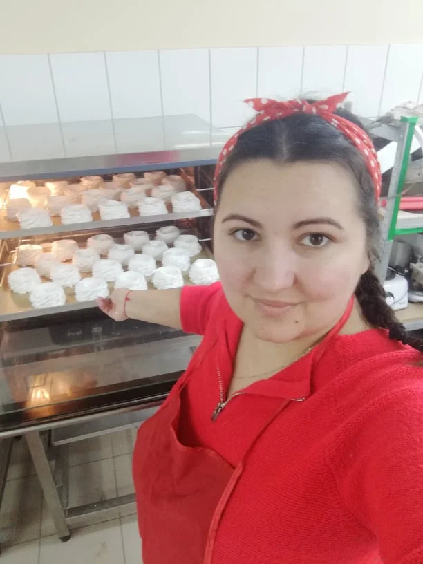 В условиях военного времени непросто найти сливки, маскарпоне и ягоды для сладостей, которые изготавливает Юлия Царан. (Фото: Юлия Царан)