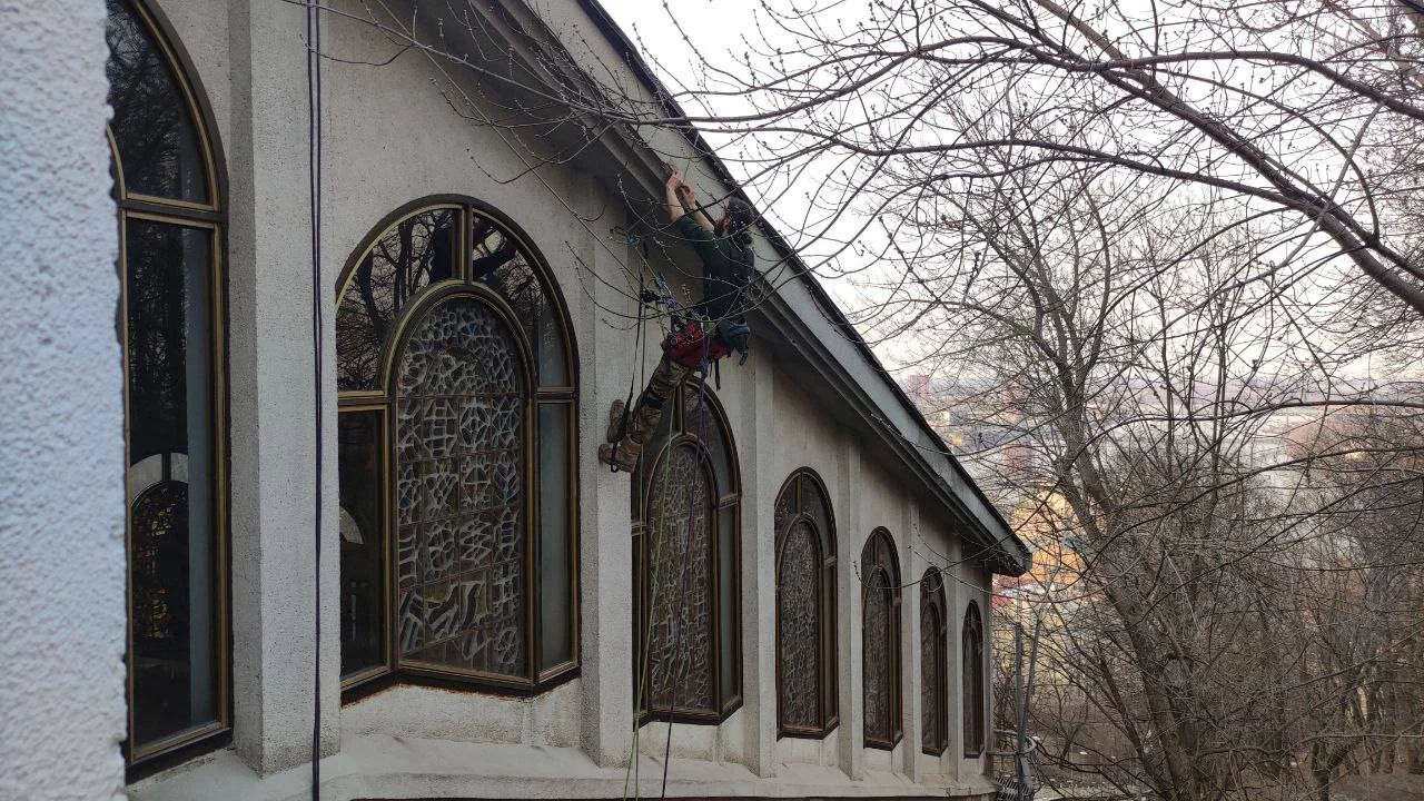 Защита витражей Киевского Фуникулера (Фото: Константин Усов / Telegram)