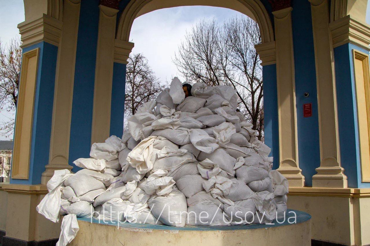 Защищенный мешками с песком фонтан Самсон на Контрактовой площади (Фото: Константин Усов / Telegram)