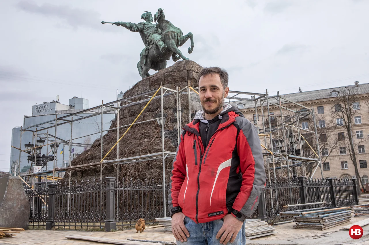 Волонтер Дмитрий (Фото: Александр Медведев / НВ)