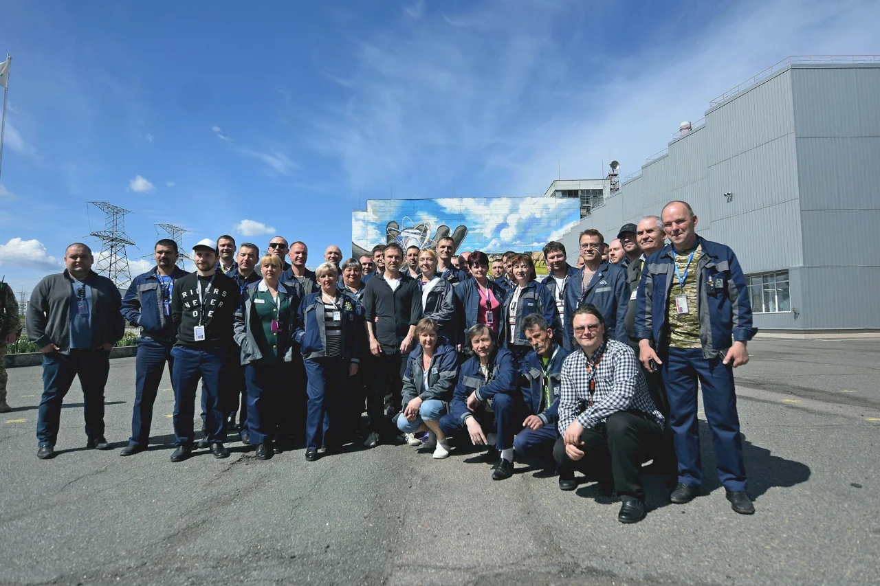 Святослав Вакарчук із працівниками ЧАЕС (Фото: @Державне спеціалізоване підприємство Чорнобильська АЕС/Facebook)