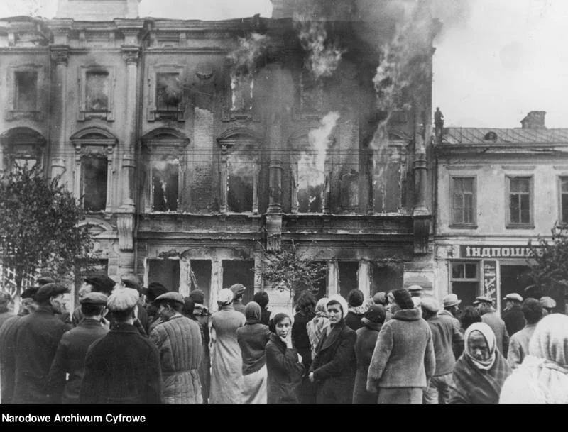 Пожежа на Хрещатику у перші дні німецької окупації (Фото: NAC)