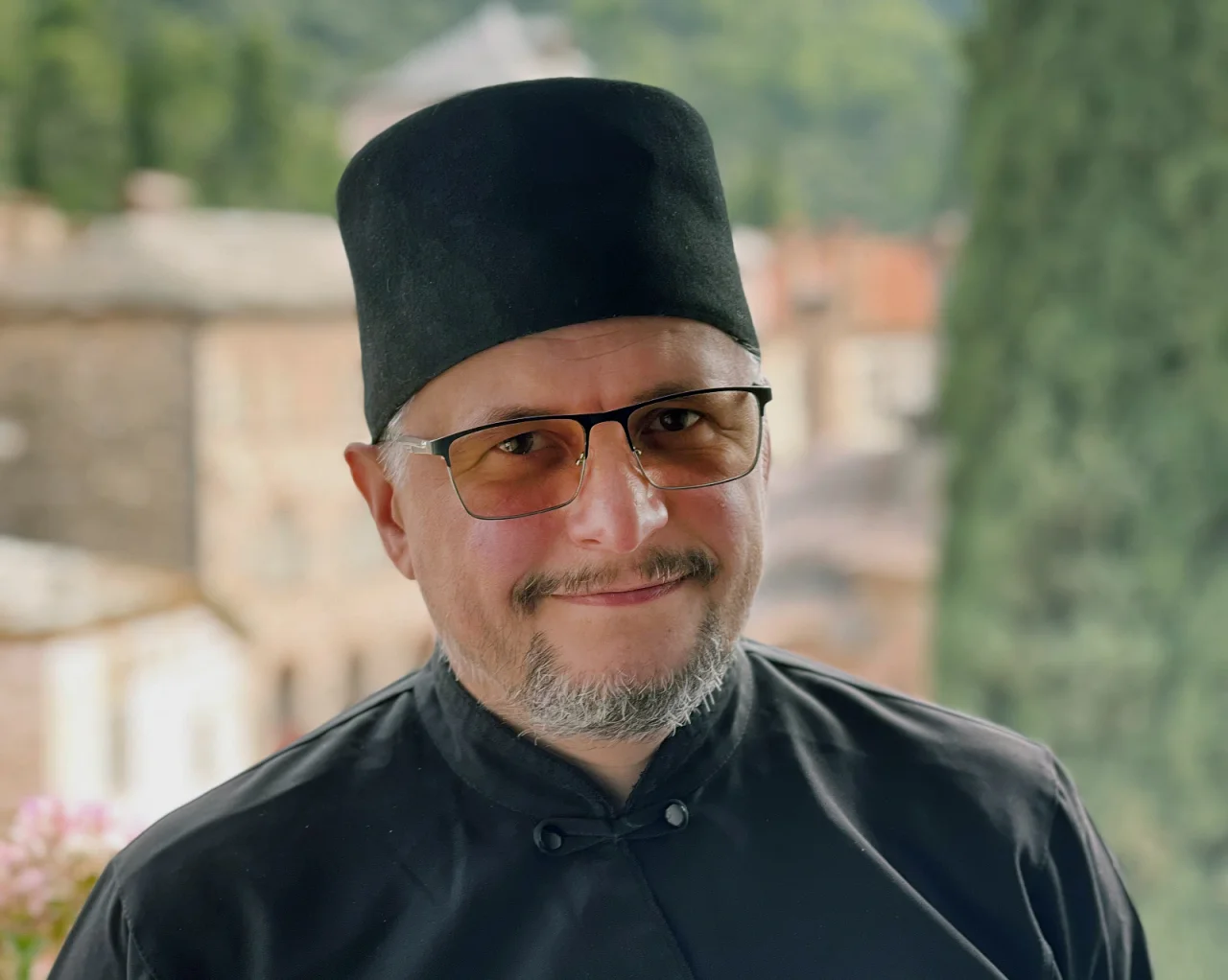 Андрій Пінчук, священник УПЦ, відомий своєю проукраїнською позицією та причетністю до волонтерського руху — він допомагає евакуювати людей із гарячих точок України (Фото: DR)