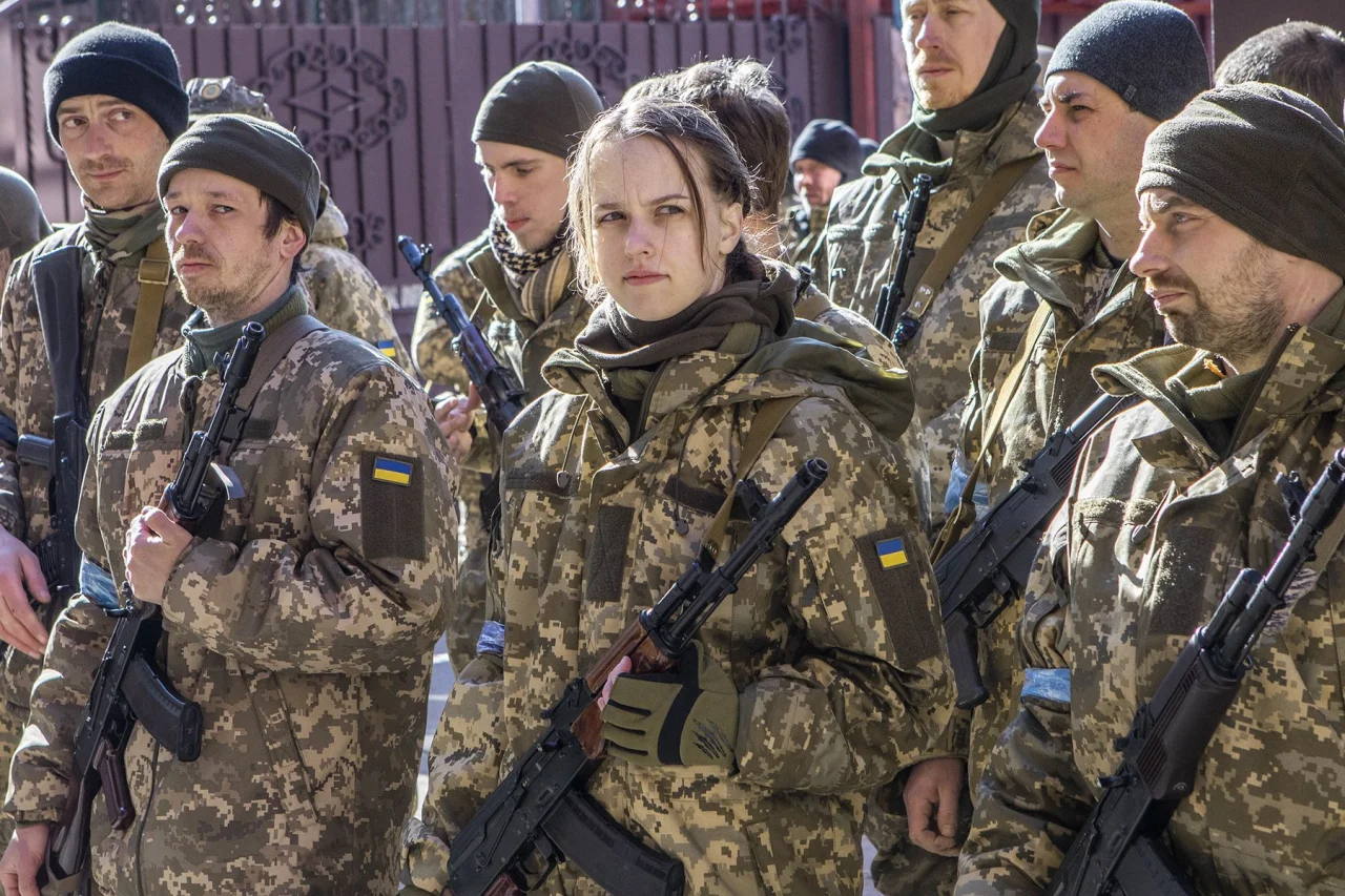 Бійці 206-го батальйону територіальної оборони “Самостійна Україна” складають присягу в Києві. Березень 2022 року (Фото: Олександр Медведєв / НВ)