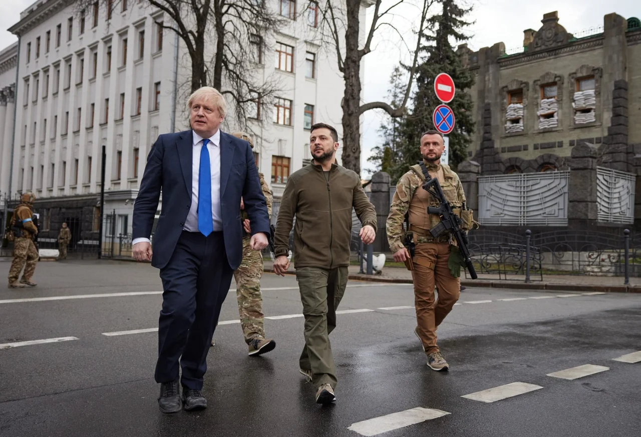 Премʼєр-міністр Великої Британії Борис Джонсон та президент України Володимир Зеленський крокують вулицею Банковою під час візиту британського високопосадовця до Києва 9 квітня 2022 року (Фото: ПСОПУ)