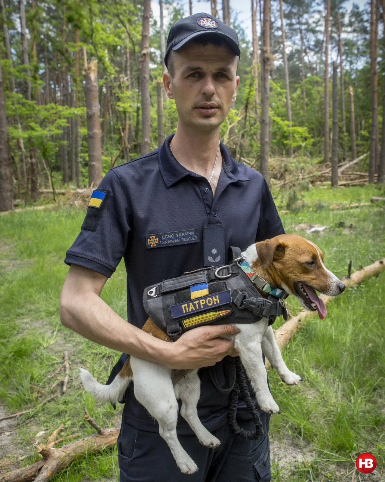 Руководителя черниговских саперов ГСЧС Михаила Ильева на выездах всегда сопровождает знаменитый пес Патрон (Фото: Наталья Кравчук / НВ)