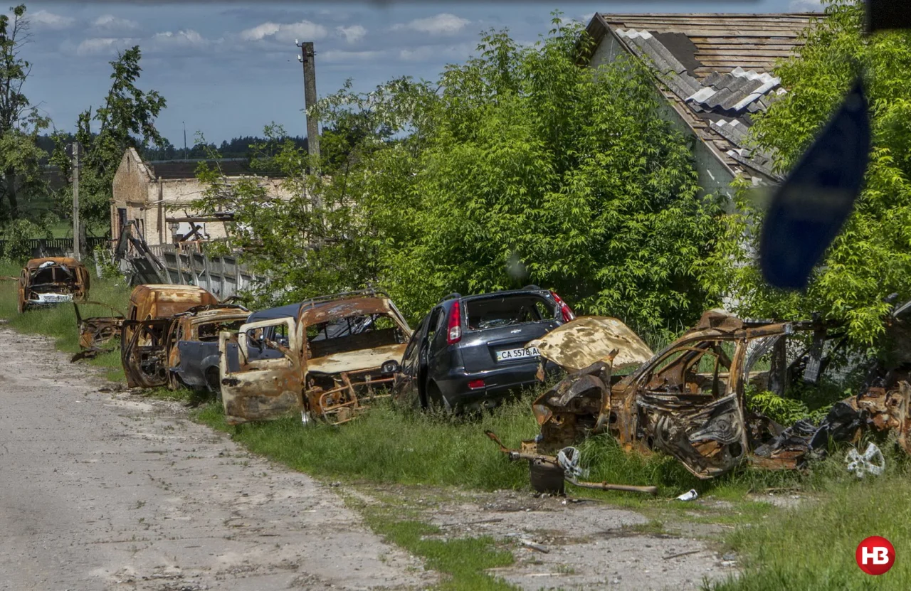 По дороге на ферму лежат сгоревшие автомобили местных жителей (Фото: Наталья Кравчук / НВ)
