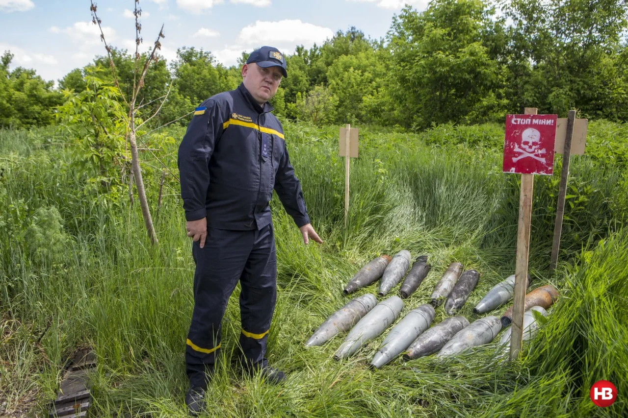 Анатолий Васильченко, главный специалист черниговского ГСЧС, показывает найденные на территории фермы артиллерийские снаряды (Фото: Наталья Кравчук / НВ)