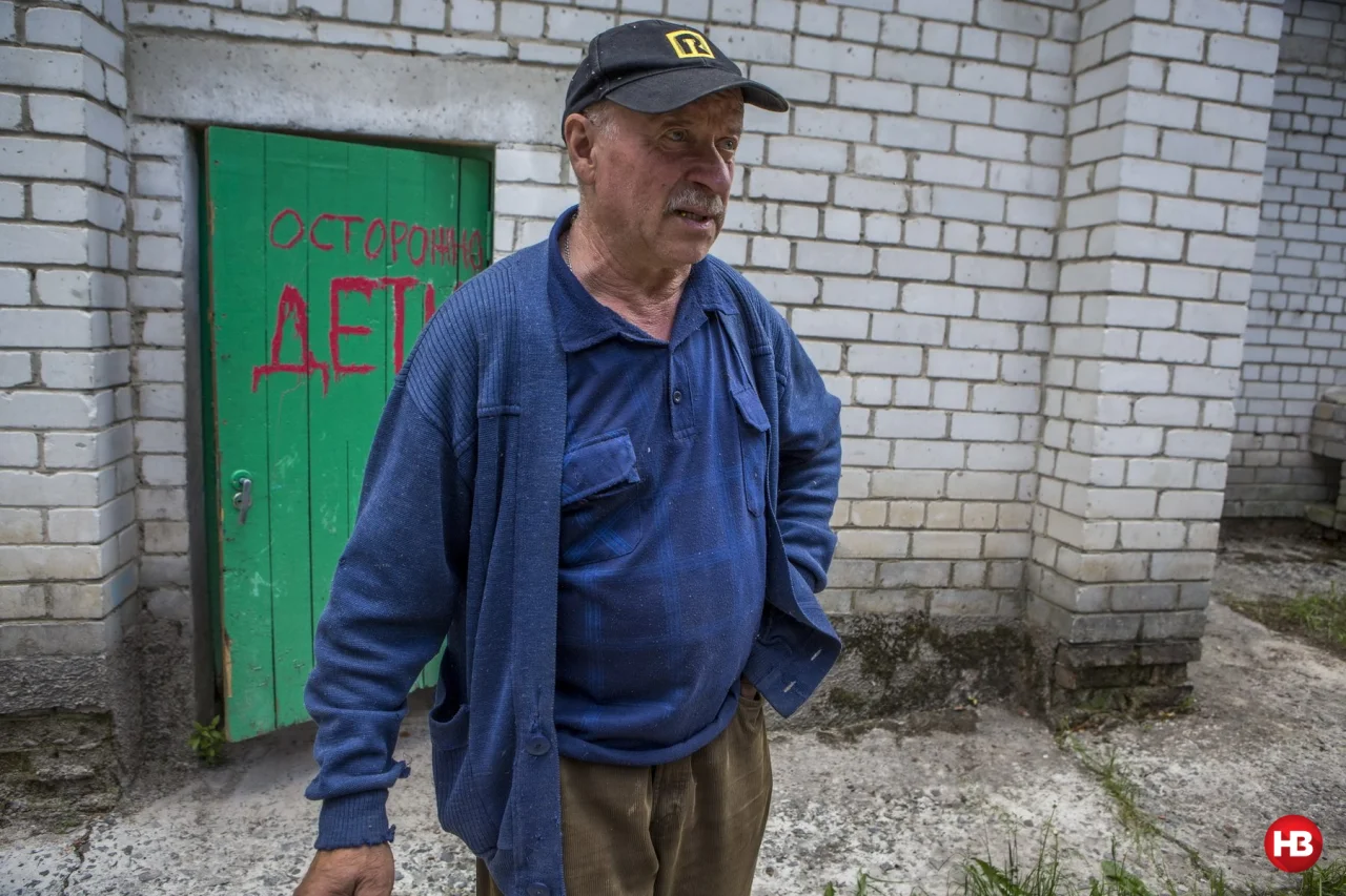 Иван, завхоз школы, показывает подвал школы, в котором россияне держали несколько сотен местных жителей (Фото: Наталья Кравчук / НВ)