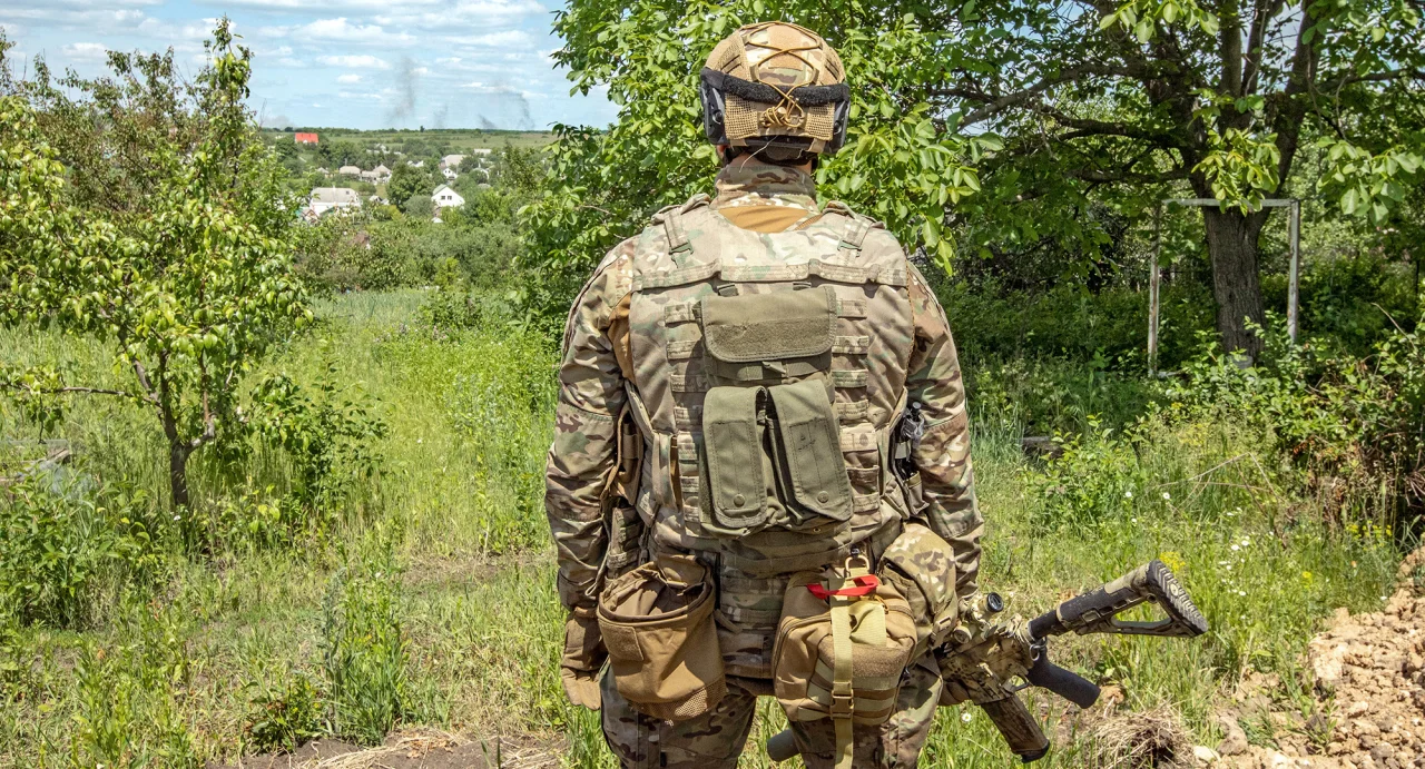 Боец созерцает из окопа за селом, за которым уже находятся россияне (Фото: Александр Медведев)