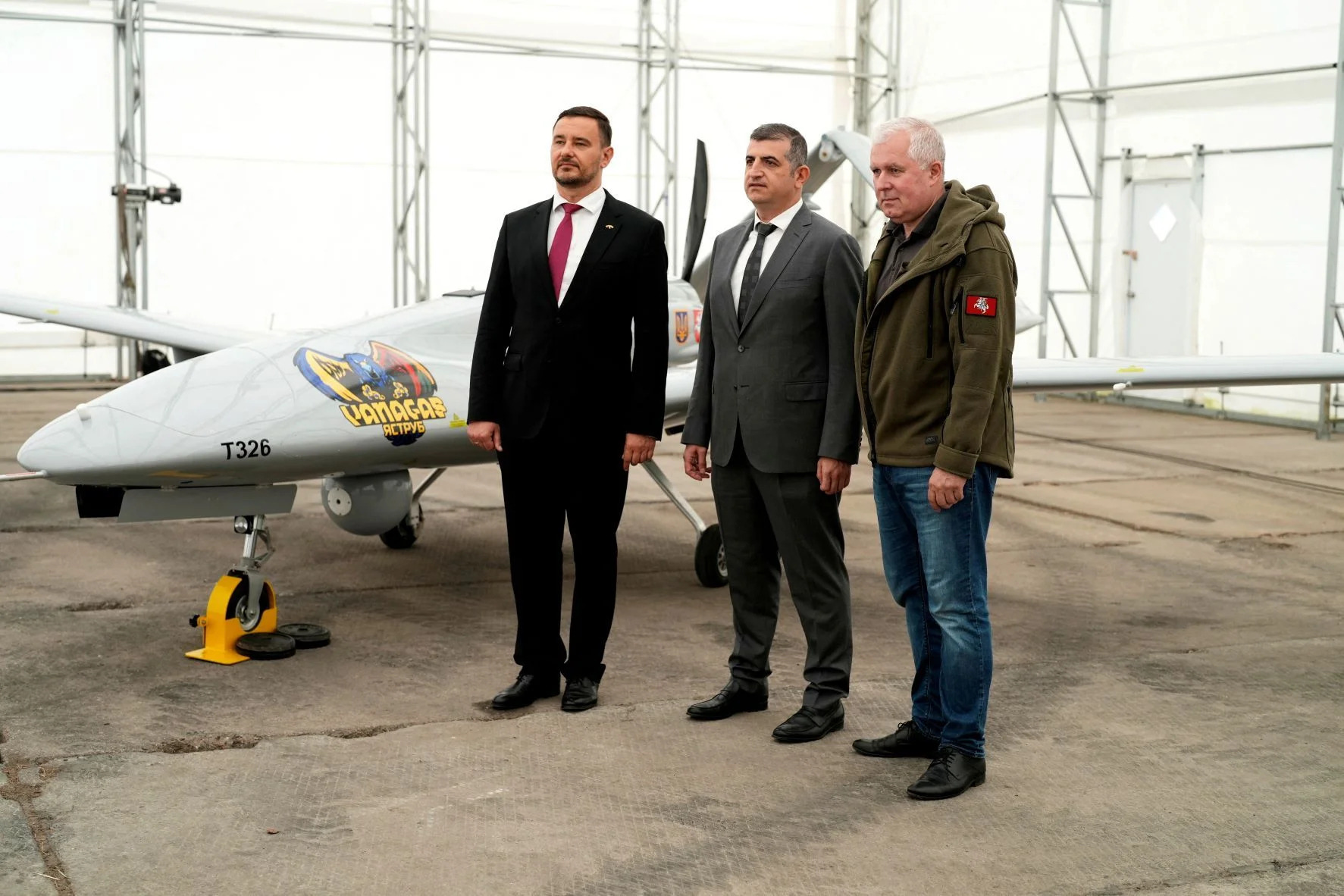 Посол Украины в Литве Петр Бешта, глава компании Байкар Халук Байрактар и министр обороны Литвы Арвидас Анушаускас (Фото: REUTERS/Ints Kalnins)