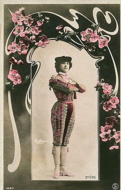 Әдемі аққұба бөксе фотосуреттері