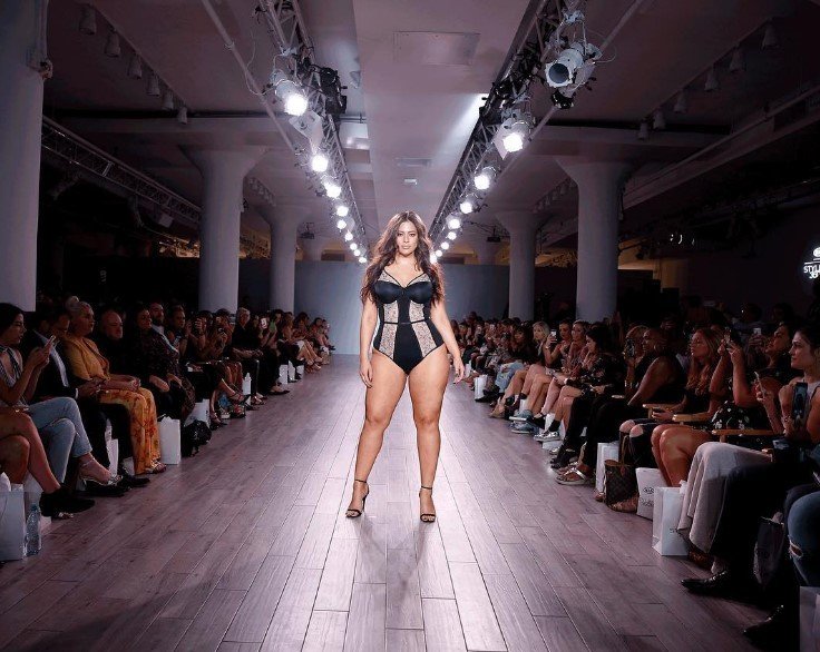Ешлі Грехем вийшла на подіум в нижній білизні в рамках Тижня моди в  Нью-Йорку / NV