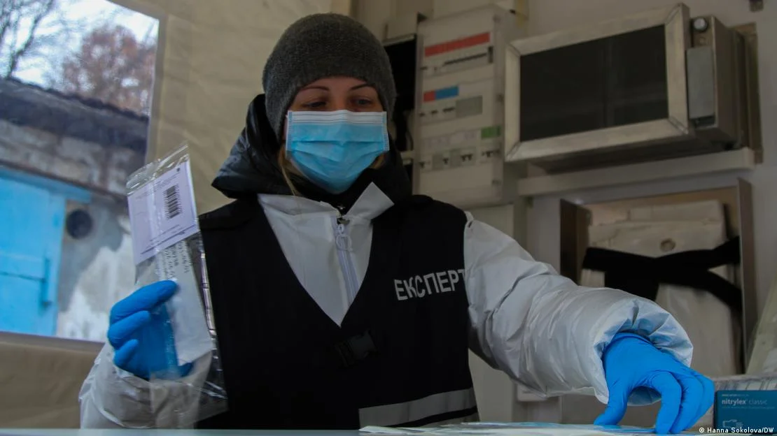 Фахівці беруть проби на ДНК-аналіз у людей, які розшукують своїх рідних в Ізюмі (Фото: Ганна Соколова / DW)