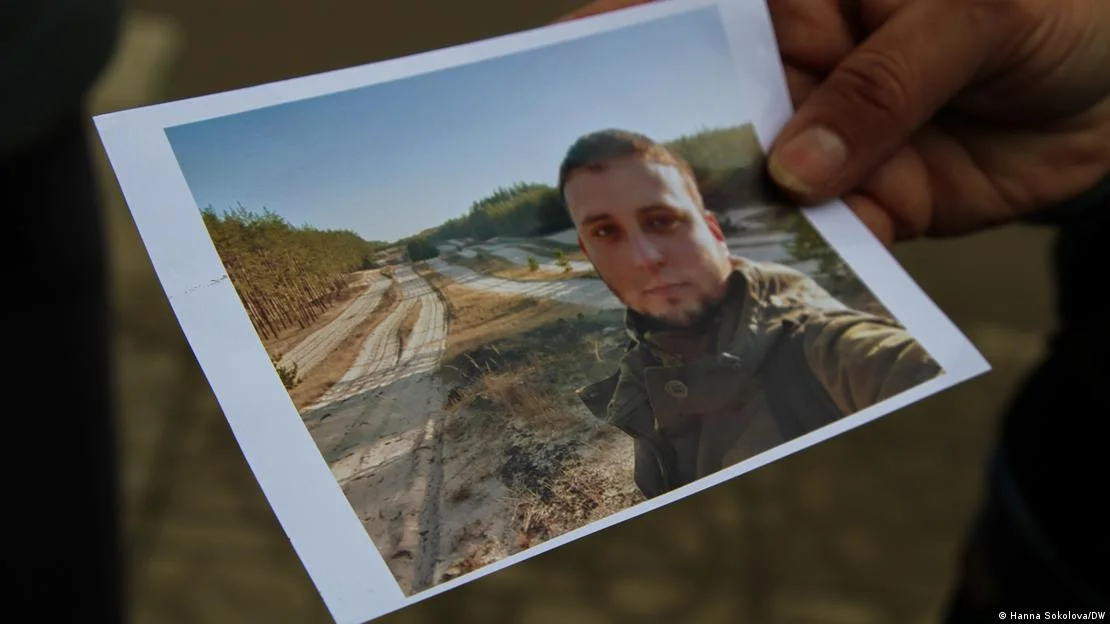 Людмила Вощана показує фото сина, якого розшукує (Фото: Ганна Соколова / DW)