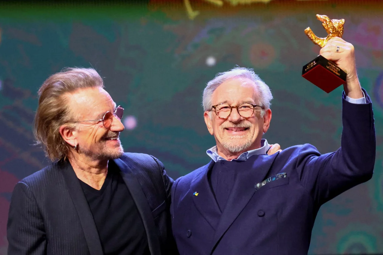 Боно и Стивен Спилберг (Фото: REUTERS/Fabrizio Bensch)