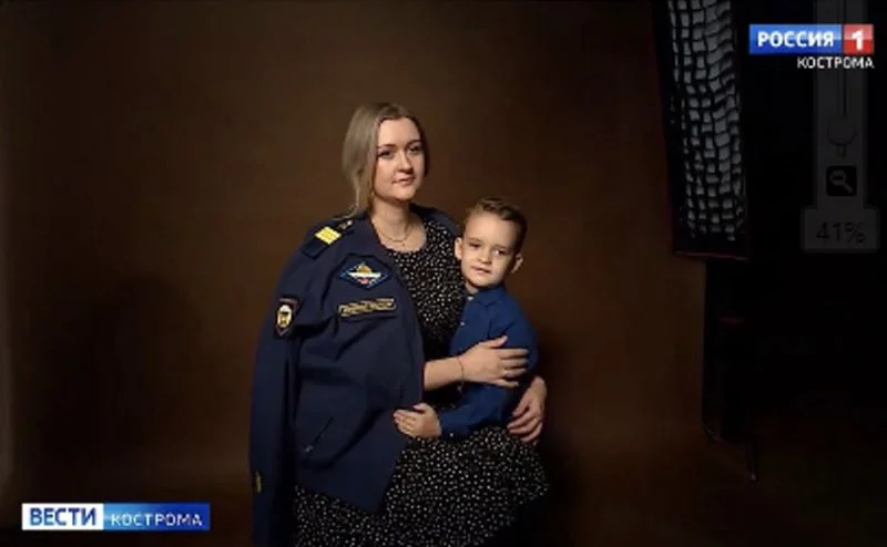 Дружина російського солдата позує в його формі (Фото: ГТРК Кострома)