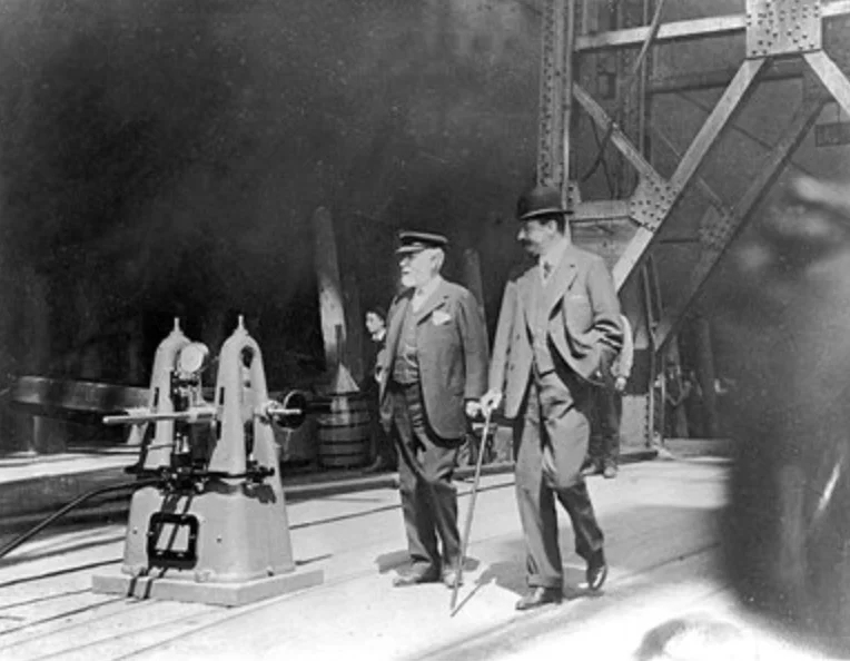 Інспекція судна перед спуском на воду (Фото: Robert Welch)