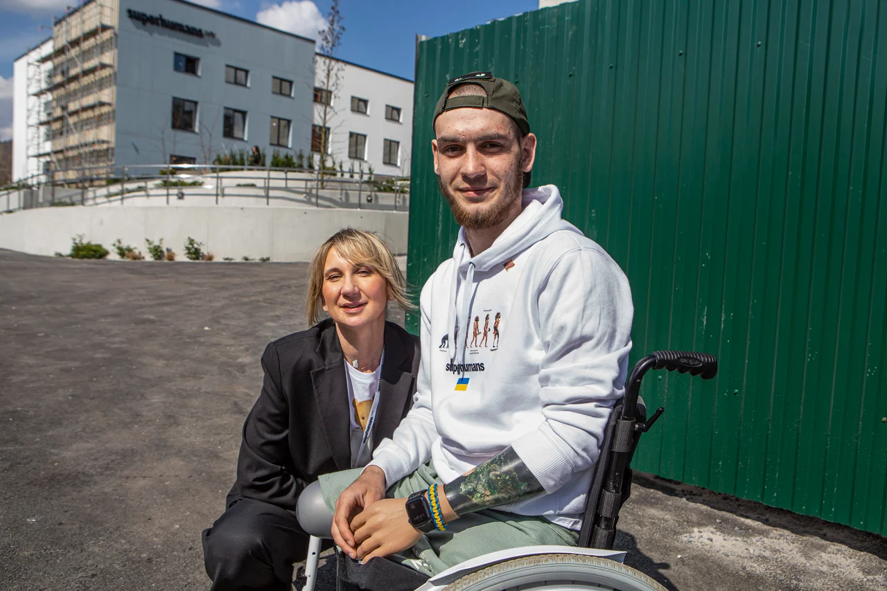 Четыре месяца назад Денис Кривенко потерял на войне сразу 3 конечности, а теперь овладевает искусственными ногами и руками в центре (на фото он с Ольгой Рудневой, СЕО Superhumans Center) (Фото: Наталья Кравчук / NV)