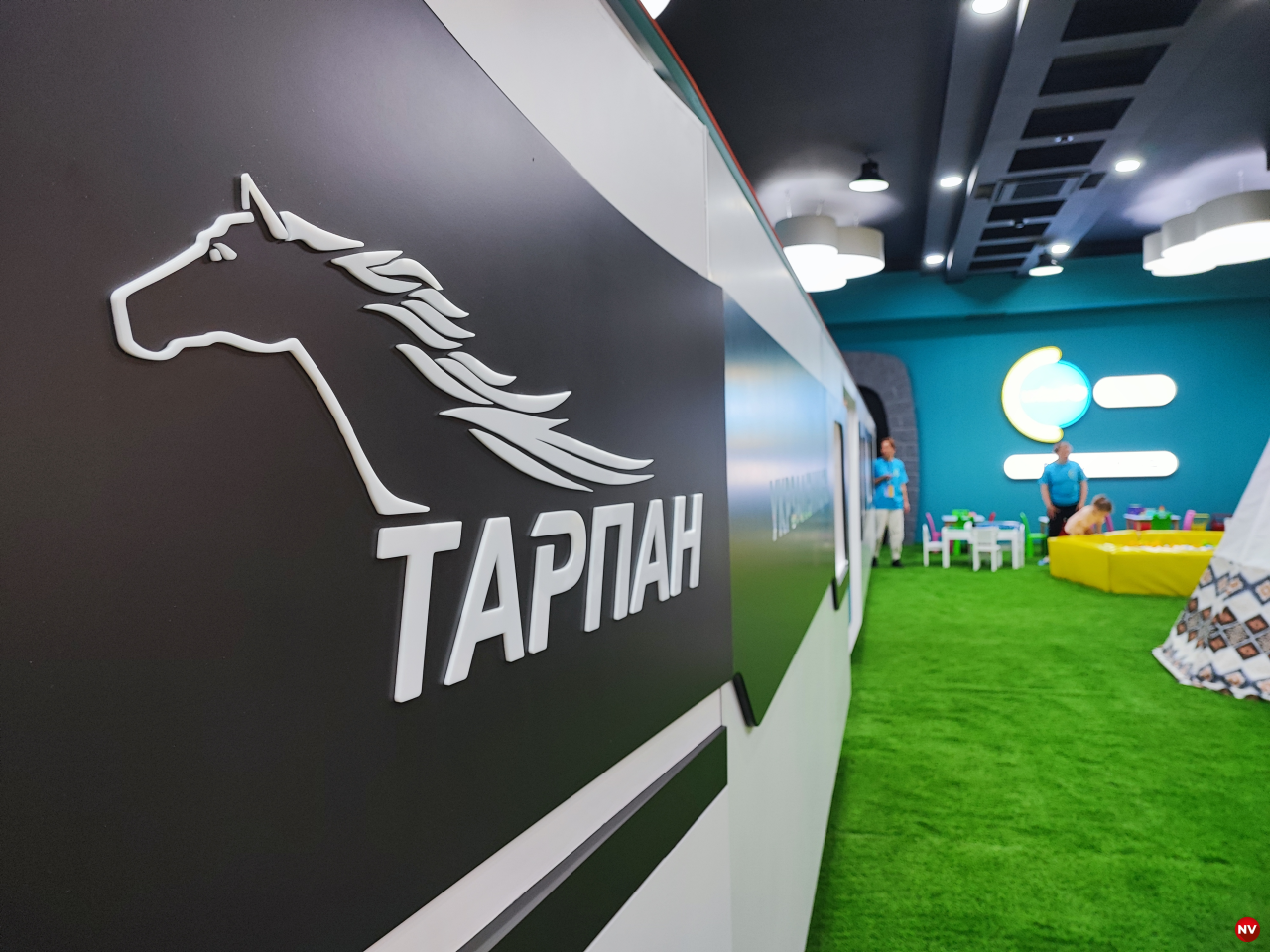 Қыз кондукторды купеде ұрып жіберді (порно)