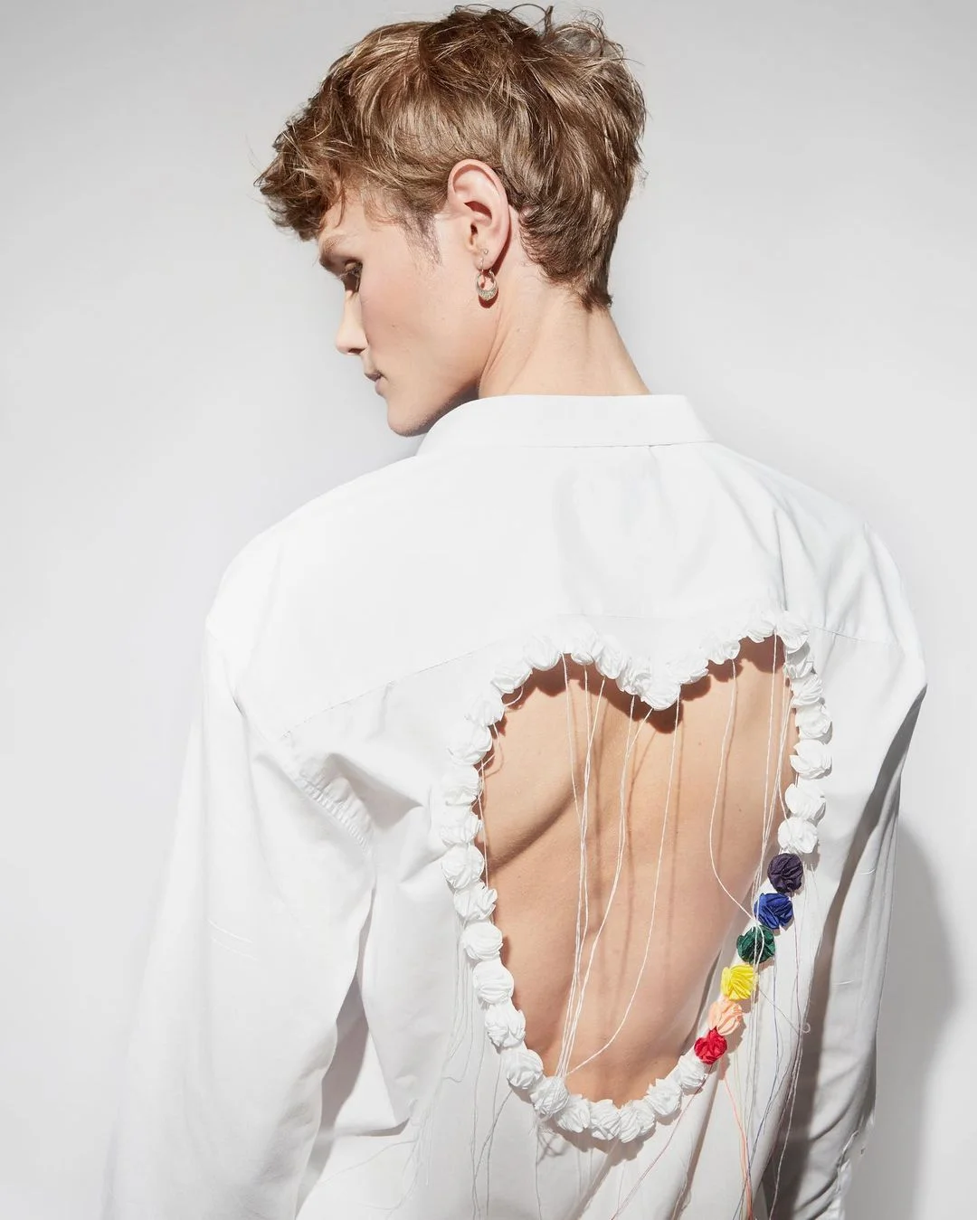 Бір қара жігіт нағашы әжесін жылағанша үлкен сиқырымен сиқты.