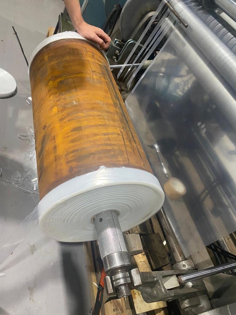 Такий вигляд мала схована у плівці вибухівка — ексклюзивне фото від СБУ (Фото: прес-служба СБУ)